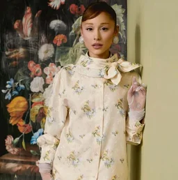 Ариана Гранде с юмором прокомментировала свои кадры с неудачным фотошопом