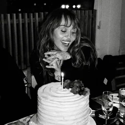 Душевный праздник: как Майли Сайрус отметила свой день рождения