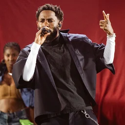 Кендрик Ламар поздравил маленькую поклонницу с днём рождения прямо со сцены