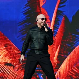 Pitbull готовит рекордное шоу: тысячи «лысых» фанатов могут войти в историю