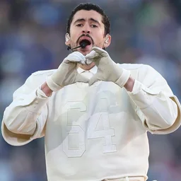 Ужин после триумфа: Bad Bunny заметили с бывшей возлюбленной