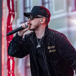 «Народ устал от старого»: почему Баста и Big Baby Tape собирают залы, а ветераны сцены — нет